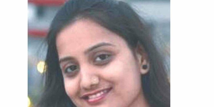 वडील कामावर जाताच मुलीने घेतला गळफास, पोलिसांना आढळली सुसाईट नोट