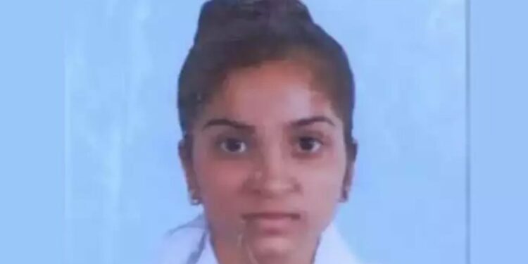 कॉलेजला जाते म्हणून घरातून बाहेर गेली, नंतर विहिरीत घेतली उडी ; मुलीच्या आत्महत्येने कुटुंबीय हादरले