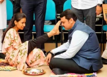 .. अन् उपमुख्यमंत्र्याचे डोळेही पाणावले, फडणवीसांनी जळगावातील ‘तो’ प्रसंग केला शेअर