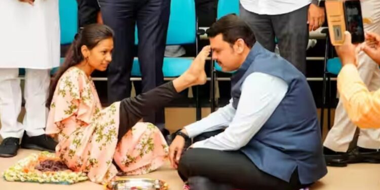 .. अन् उपमुख्यमंत्र्याचे डोळेही पाणावले, फडणवीसांनी जळगावातील ‘तो’ प्रसंग केला शेअर