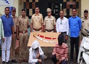 कुरीयरद्वारे तलवार मागवणी पिता-पूत्राला भोवले ; पोलिसांनी ठोकल्या बेड्या