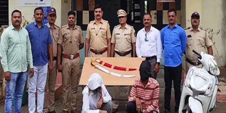 कुरीयरद्वारे तलवार मागवणी पिता-पूत्राला भोवले ; पोलिसांनी ठोकल्या बेड्या