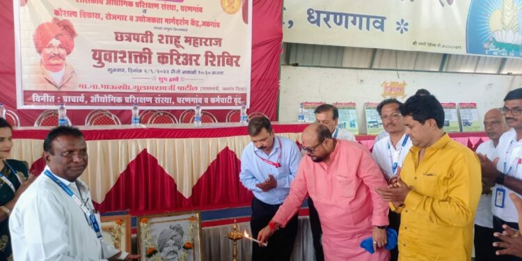 आवडीच्या क्षेत्रात कौशल्य प्राप्त करुन विकास साधा ; पालकमंत्री ना. गुलाबराव पाटील