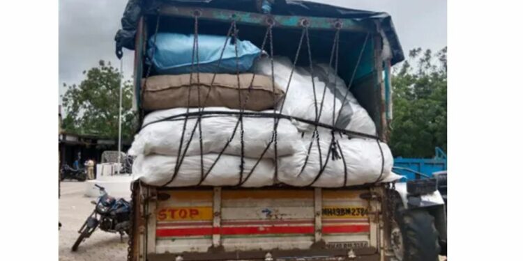 नाशिक गुप्तचर खात्याची मोठी कारवाई ; मुक्ताईनगरमध्ये वाहनासह लाखोंचा गुटख्या जप्त