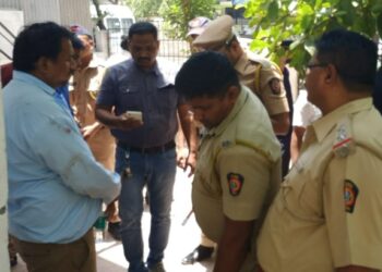 ब्रेकिंग ! जळगाव शहरातील SBI बँकेत दरोडा ; लाखोंची रोकड घेऊन दरोडेखोर पसार