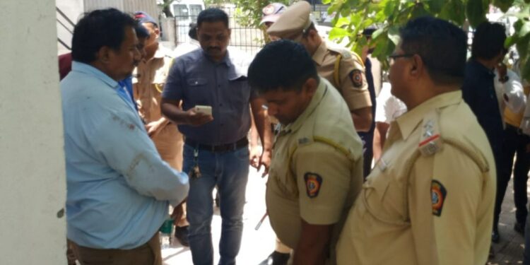 ब्रेकिंग ! जळगाव शहरातील SBI बँकेत दरोडा ; लाखोंची रोकड घेऊन दरोडेखोर पसार