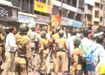 आक्षेपाहार्य स्टेट्सवरून कोल्हापुरातील हिंदुत्ववादी संघटना आक्रमक ; पोलिसांच्या लाठीमारामुळे उडाला गोंधळ