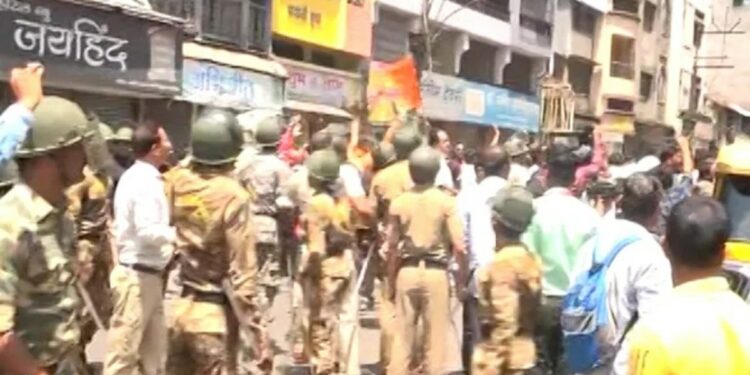 आक्षेपाहार्य स्टेट्सवरून कोल्हापुरातील हिंदुत्ववादी संघटना आक्रमक ; पोलिसांच्या लाठीमारामुळे उडाला गोंधळ