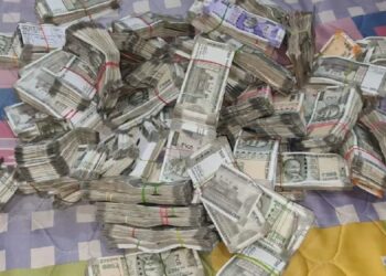 नाशिकच्या लाचखोर शिक्षणाधिकाऱ्याकडे सापडलं मोठं घबाड; नोटांचा ढीग पाहून अधिकारी चक्रावले