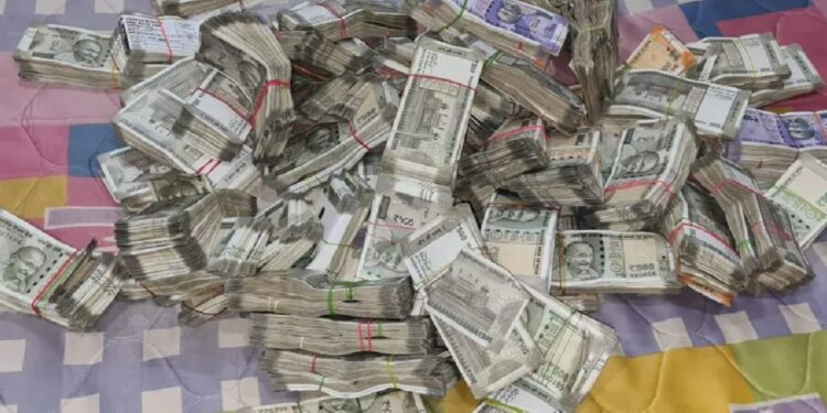 नाशिकच्या लाचखोर शिक्षणाधिकाऱ्याकडे सापडलं मोठं घबाड; नोटांचा ढीग पाहून अधिकारी चक्रावले