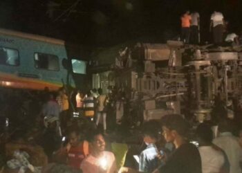 ओडिशामध्ये एक्सप्रेस आणि मालगाडीची समोरासमोर धडक ; सुमारे 50 प्रवाशांचा मृत्यू, शेकडो जखमी