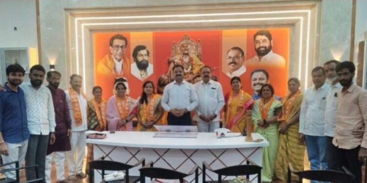 चाळीसगावात ठाकरे गटाला धक्का! अनेक पदाधिकऱ्यांचा शिंदे गटात प्रवेश