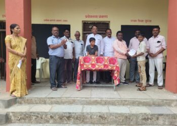 शासनाचा स्तुत्य उपक्रम ; वाडी शेवाळे येथे विध्यार्थ्यांना मोफत गणवेश वाटप