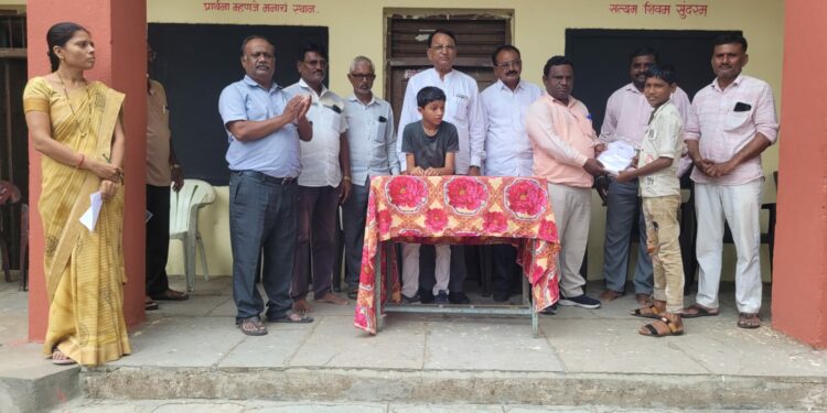 शासनाचा स्तुत्य उपक्रम ; वाडी शेवाळे येथे विध्यार्थ्यांना मोफत गणवेश वाटप