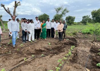 रोहिणी खडसे यांनी केली नुकसानग्रस्त शेतीची पाहणी