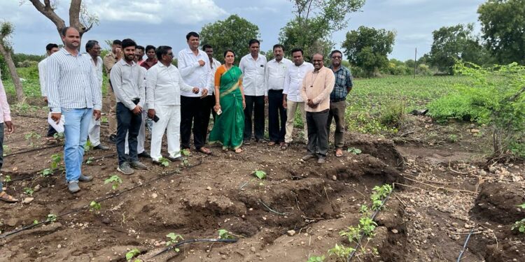 रोहिणी खडसे यांनी केली नुकसानग्रस्त शेतीची पाहणी