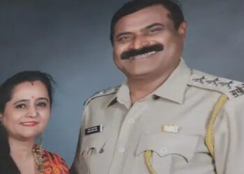 पुणे हादरले ! पोलीस अधिकाऱ्यांने पत्नी आणि पुतण्याला घातल्या गोळ्या