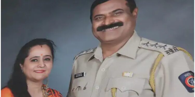 पुणे हादरले ! पोलीस अधिकाऱ्यांने पत्नी आणि पुतण्याला घातल्या गोळ्या