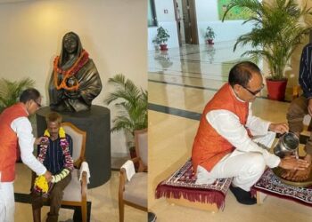 मुख्यमंत्री शिवराज सिंह चौहानांनी ‘त्या’ आदिवासी व्यक्तीची माफी मागून धुतले पाय.. पहा VIDEO