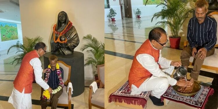 मुख्यमंत्री शिवराज सिंह चौहानांनी ‘त्या’ आदिवासी व्यक्तीची माफी मागून धुतले पाय.. पहा VIDEO