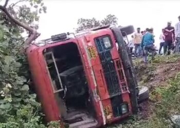 मलकापूर- बुलढाणा बसचा भीषण अपघात ; ५५ प्रवाशांची बस घाटात पलटी