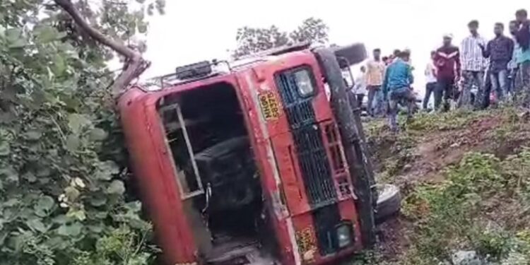 मलकापूर- बुलढाणा बसचा भीषण अपघात ; ५५ प्रवाशांची बस घाटात पलटी
