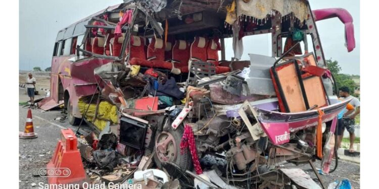 बुलढाण्यात दोन ट्रॅव्हल्सचा भीषण अपघात, दोन्ही वाहनांचा चक्काचूर, ७ जणांचा मृत्यू