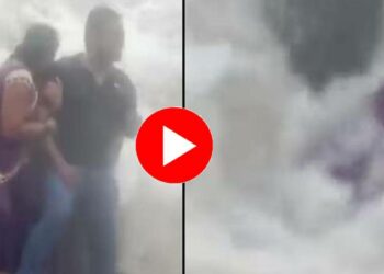 फोटोचा नाद जीवावर बेतला ; समुद्राच्या लाटांमध्ये पत्नी गेली वाहून.. थरकाप उडवणारा VIDEO पहा