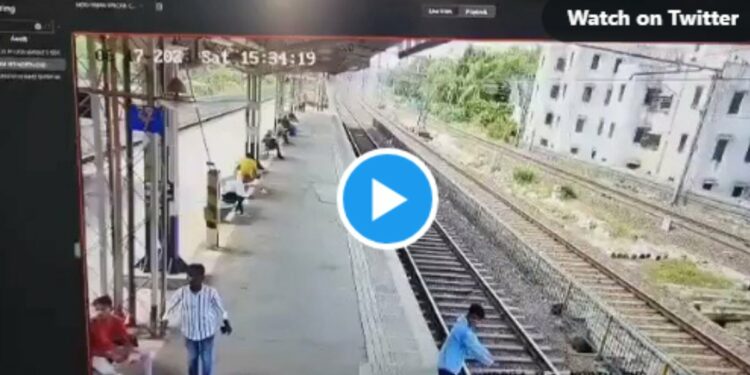 तरुण फलाटावरील ट्रॅकच्या बाजूला हात धुत होता, इतक्यात लोकल आली अन्.. मृत्यूचा भयानक VIDEO