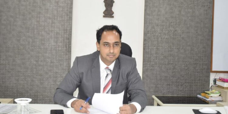 नूतन जिल्हाधिकारी आयुष प्रसाद यांनी स्वीकारला पदभार