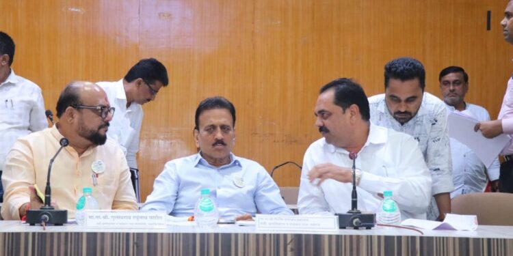 कृषीसह विविध खात्यांच्या आढावा बैठकीत जळगावातील तिन्ही मंत्र्यांनी दिलेत ‘हे’ निर्देश