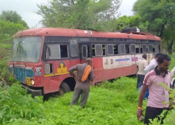 मुक्ताईनगर तालुक्यात एसटी बसचा मोठा अपघात, टायर फुटल्याने बस थेट शेतात