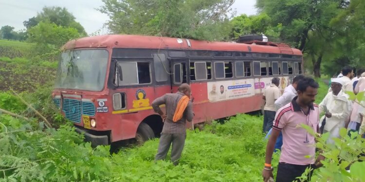 मुक्ताईनगर तालुक्यात एसटी बसचा मोठा अपघात, टायर फुटल्याने बस थेट शेतात