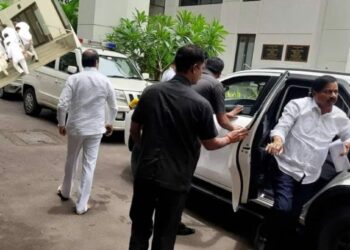 राज्याच्या राजकारणातील मोठी बातमी! अजित पवार आपल्या मंत्र्यांसह शरद पवारांच्या भेटीला