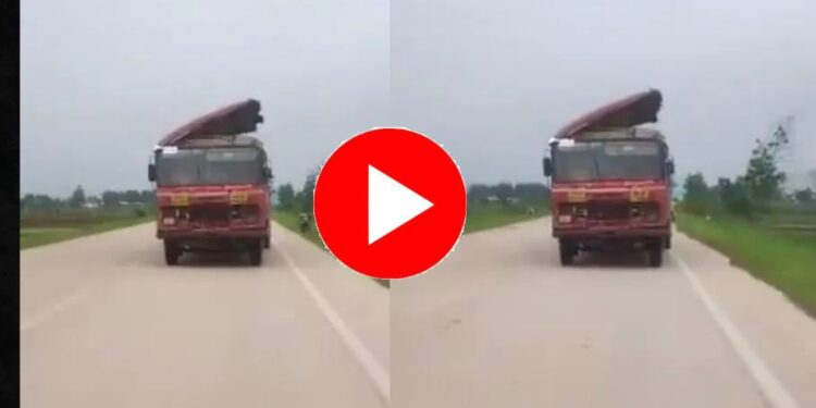 राज्याच्या लालपरीची अशीही दुरावस्था, VIDEO व्हायरल होताच यंत्र अभियंता निलंबित