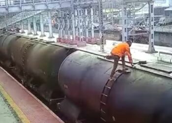 माथेफिरू ट्रेनवर चढला अन् .. जळगाव रेल्वे स्थानकावरील धक्कादायक घटना कॅमेऱ्यात कैद