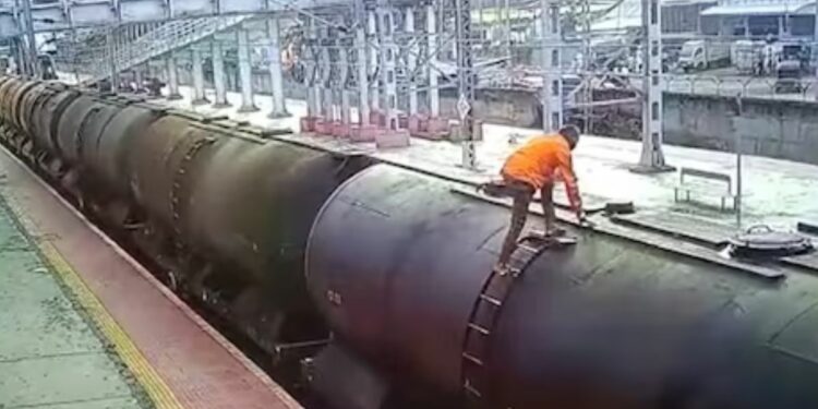 माथेफिरू ट्रेनवर चढला अन् .. जळगाव रेल्वे स्थानकावरील धक्कादायक घटना कॅमेऱ्यात कैद