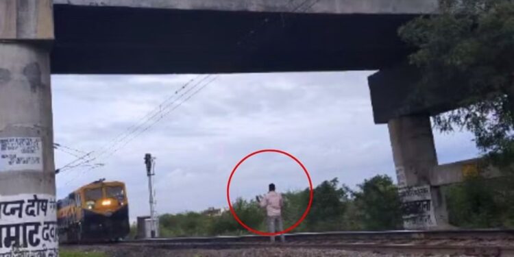 तरुण जीव देण्यासाठी थेट रेल्वे ट्रॅकवर, समोरून भरधाव ट्रेन आली अन्…