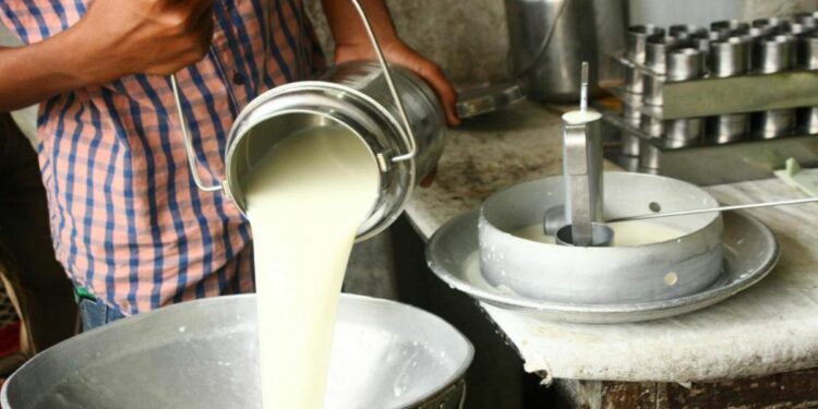 राज्य सरकारचा दुधाच्या किमतीबाबत मोठा निर्णय ! आता ‘इतका’ दर द्यावाच लागणार?