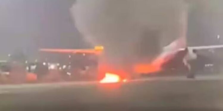 दिल्ली विमानतळावर स्पाइस जेटच्या विमानाला आग ; पहा थरकाप उडवणारा VIDEO
