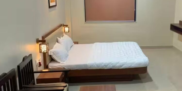 रेल्वे स्थानकावर हॉटेलसारखी रूम मिळवा अवघ्या 100 रुपयांत ; बुकिंग कसे करावे? घ्या जाणून