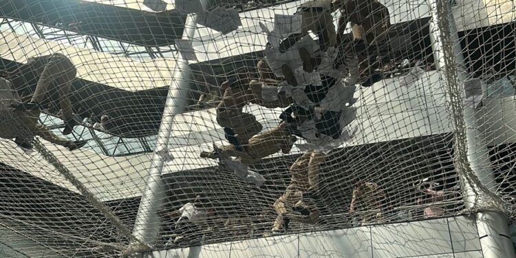 मंत्रालयातील आंदोलनाने उडाली तारांबळ ; आंदोकांनी उड्या घेतल्या, सुरक्षा जाळ्या असल्याने अनर्थ टळला…