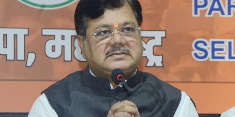 फडणवीस यांच्यावरील खालच्या भाषेतील टीका यापुढे खपवून घेणार नाही