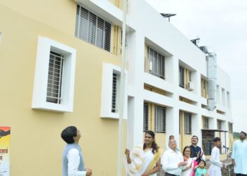 जळगाव येथे ध्वजारोहण ट्रान्सजेंडर विद्यार्थिनी वीणा काशीदच्या हस्ते