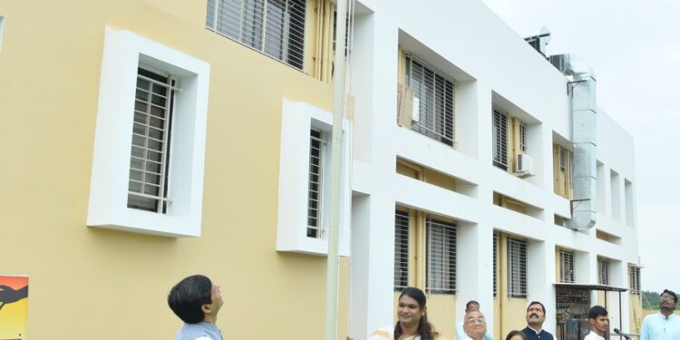 जळगाव येथे ध्वजारोहण ट्रान्सजेंडर विद्यार्थिनी वीणा काशीदच्या हस्ते