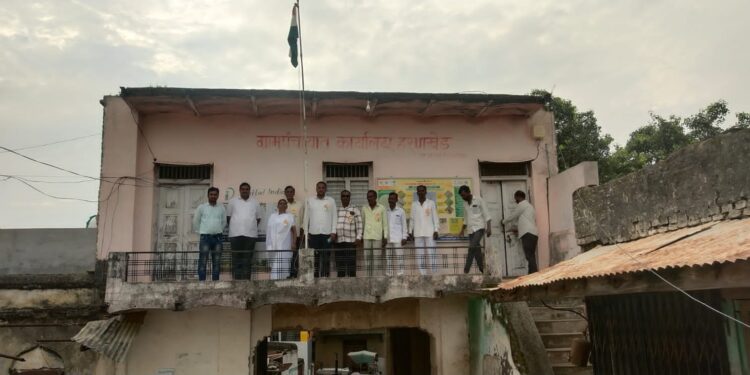 ग्रा. प. हरणखेड येथे सैन्यात कार्यरत असलेले नितेश भगवान गवळी यांच्या आईच्यां हस्ते ध्वजारोहण