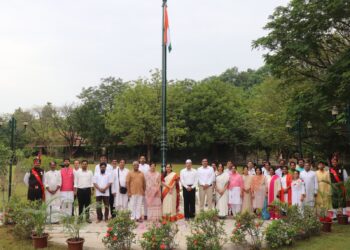 अनुभूती निवासी स्कूल येथे ध्वजारोहण