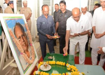 माजी केंद्रीय मंत्री शरद पवार यांनी घेतली ना. धों. महानोर कुटुंबीयांची सांत्वनपर भेट