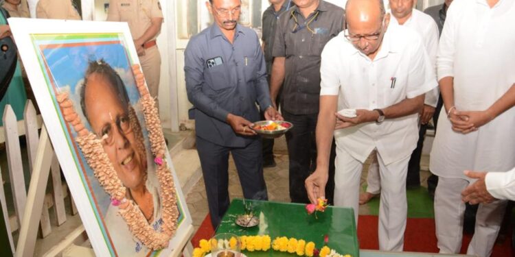 माजी केंद्रीय मंत्री शरद पवार यांनी घेतली ना. धों. महानोर कुटुंबीयांची सांत्वनपर भेट