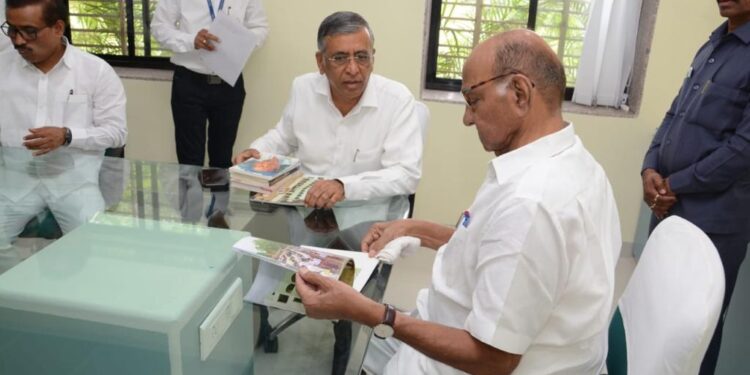 वाकोदला कृषीचे पदवी महाविद्यालय (बीएस्सी ॲग्रीकल्चर) सुरू करावे :शरद पवार यांचा अशोक जैन यांना सल्ला ; गौराई कृषी तंत्रनिकेतन विद्यालयाला पवारांची भेट